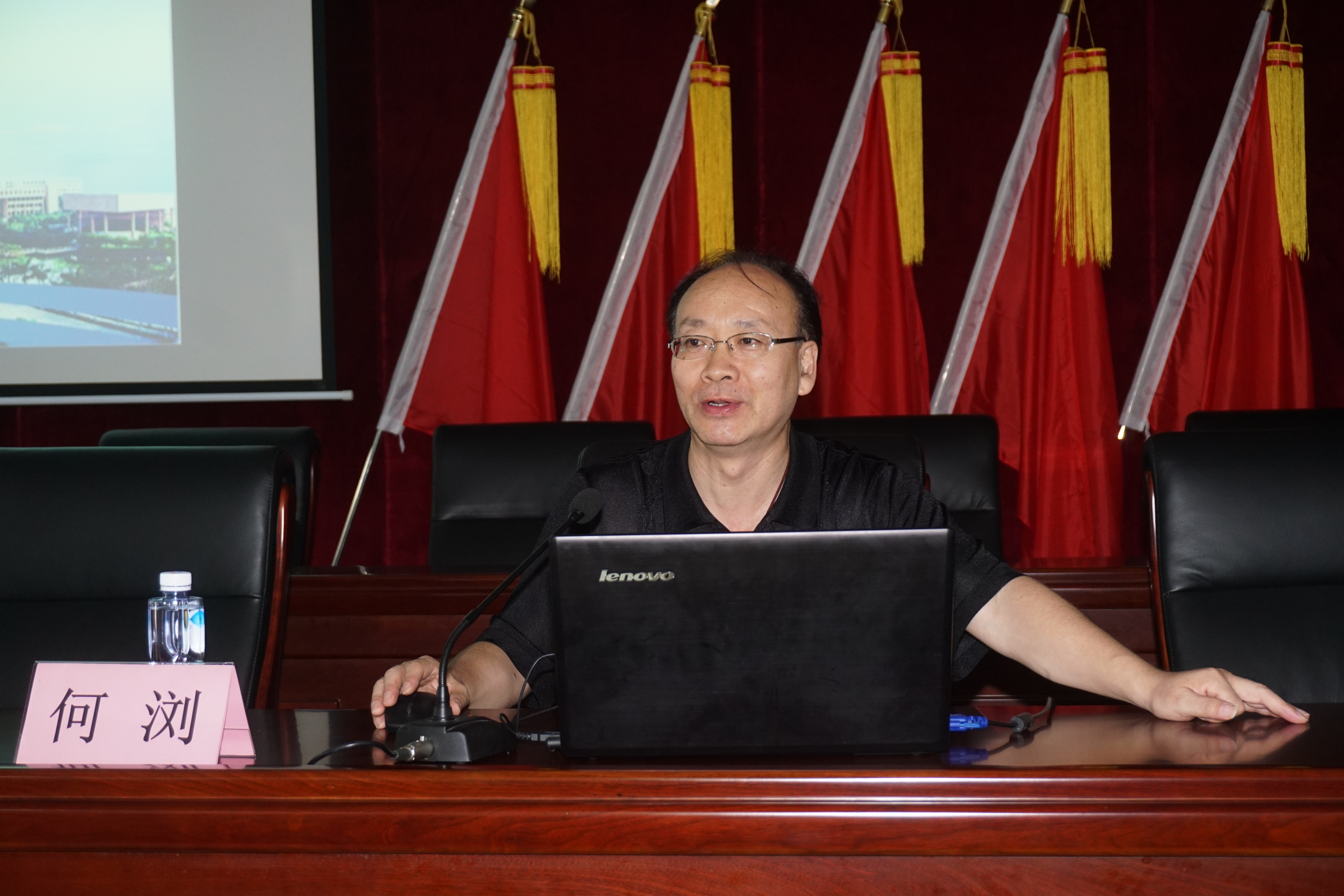 何浏教授在亚星官网
水口镇作广东经济形势辅导报告.JPG