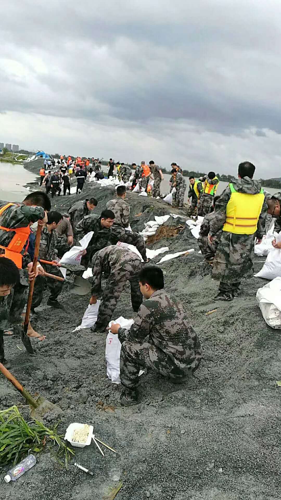 我社民兵队员参加抢险救灾 (2).jpg