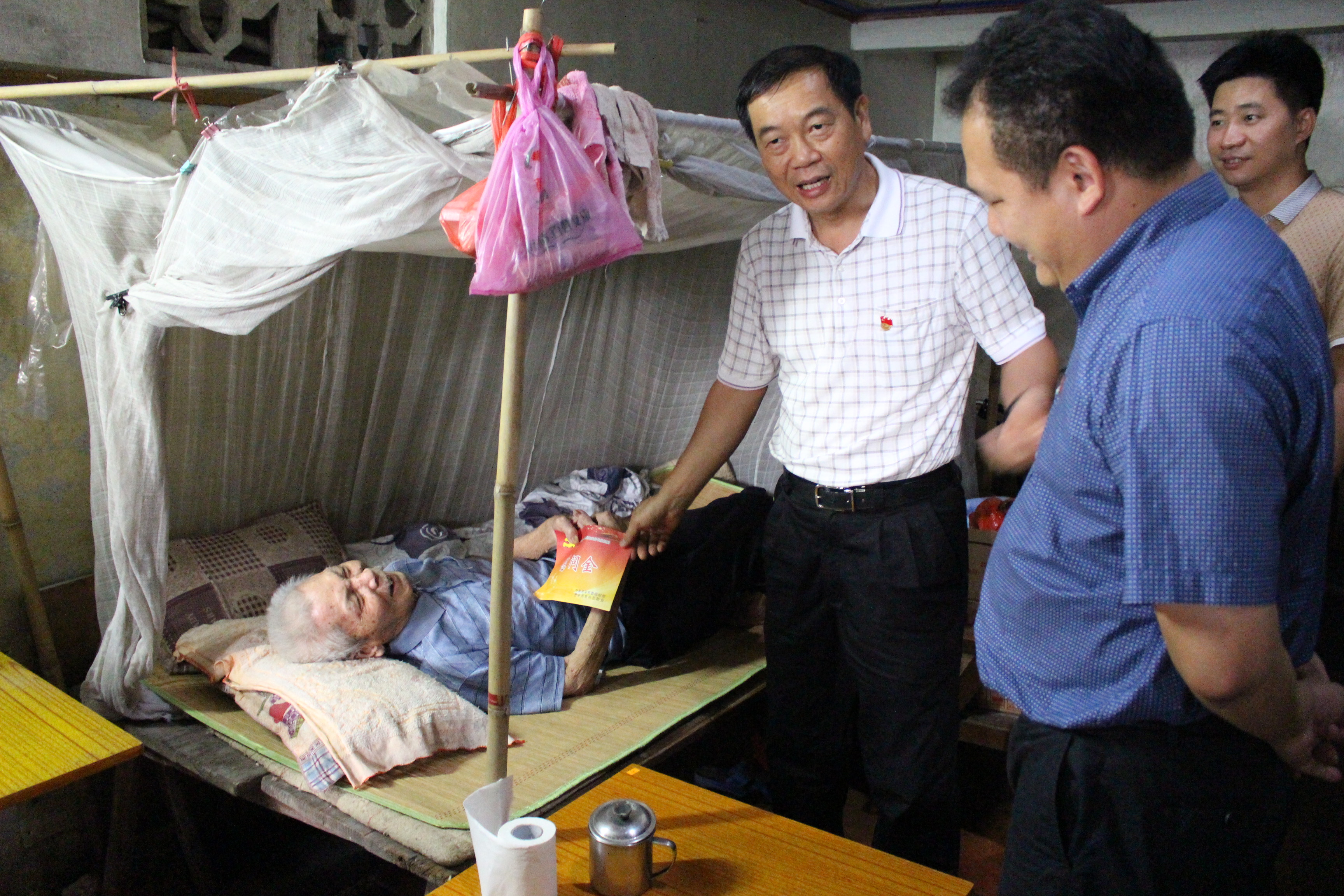 慰问老党员邹永桥.JPG
