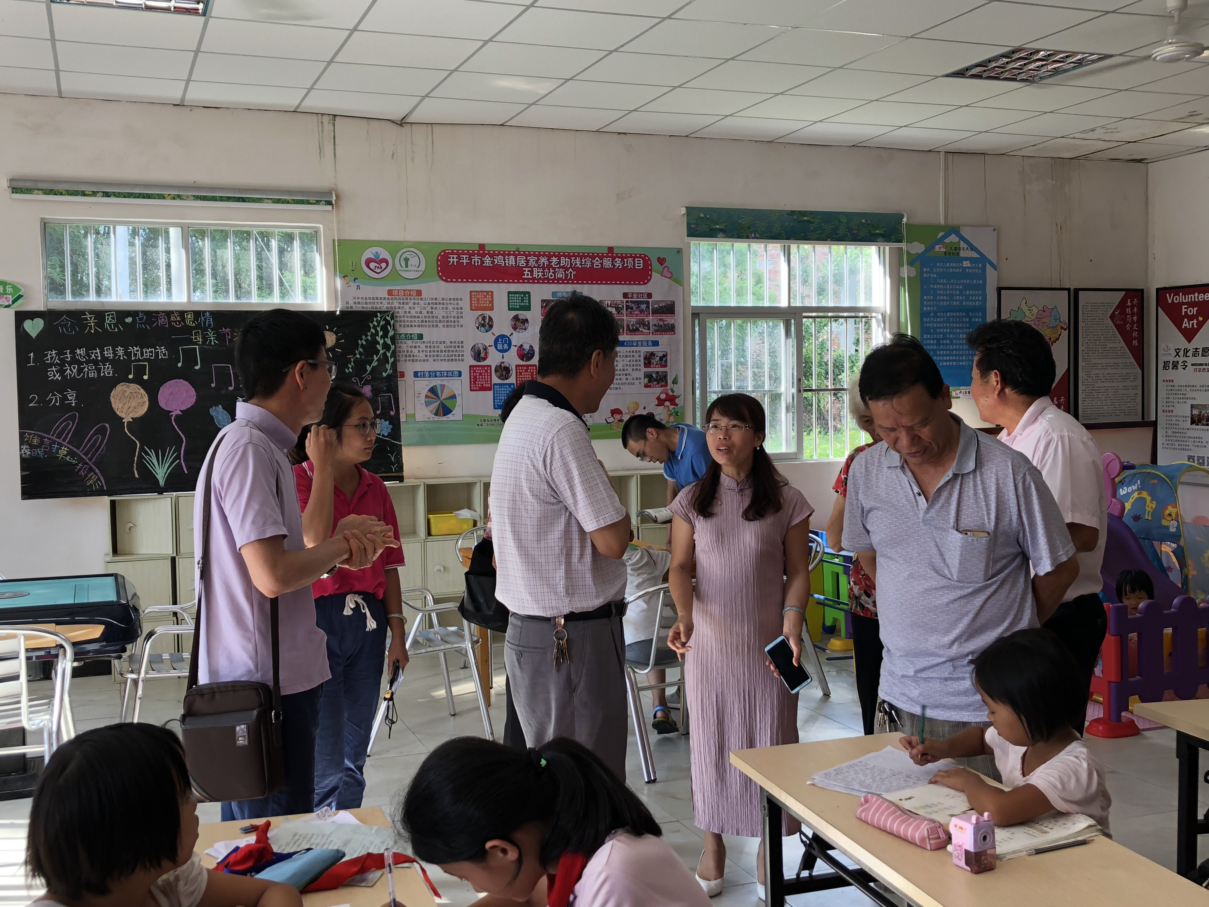 2退休老干部对学生进行关心.png