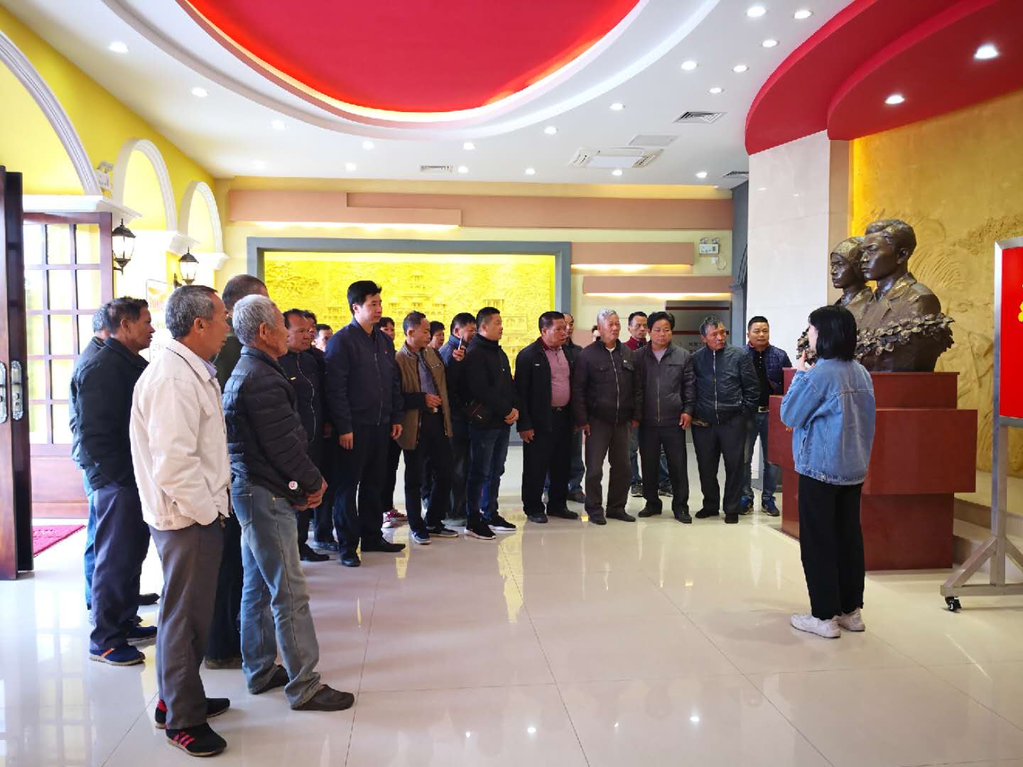 6. 到周文雍陈铁军烈士纪念馆开展党性教育.jpg