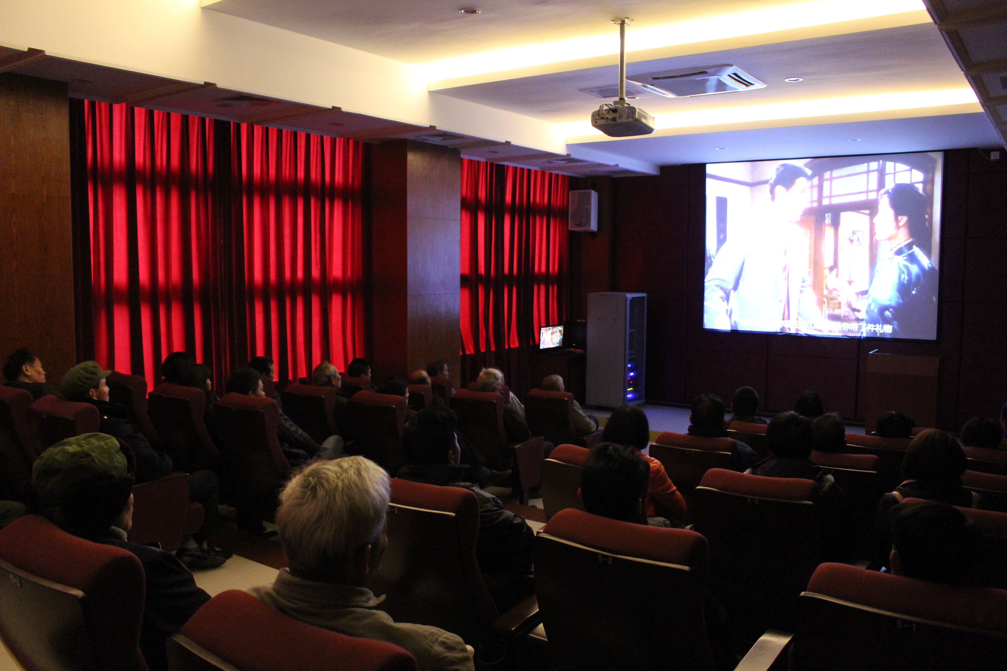 9. 观看教育片《刑场上的婚礼》.JPG