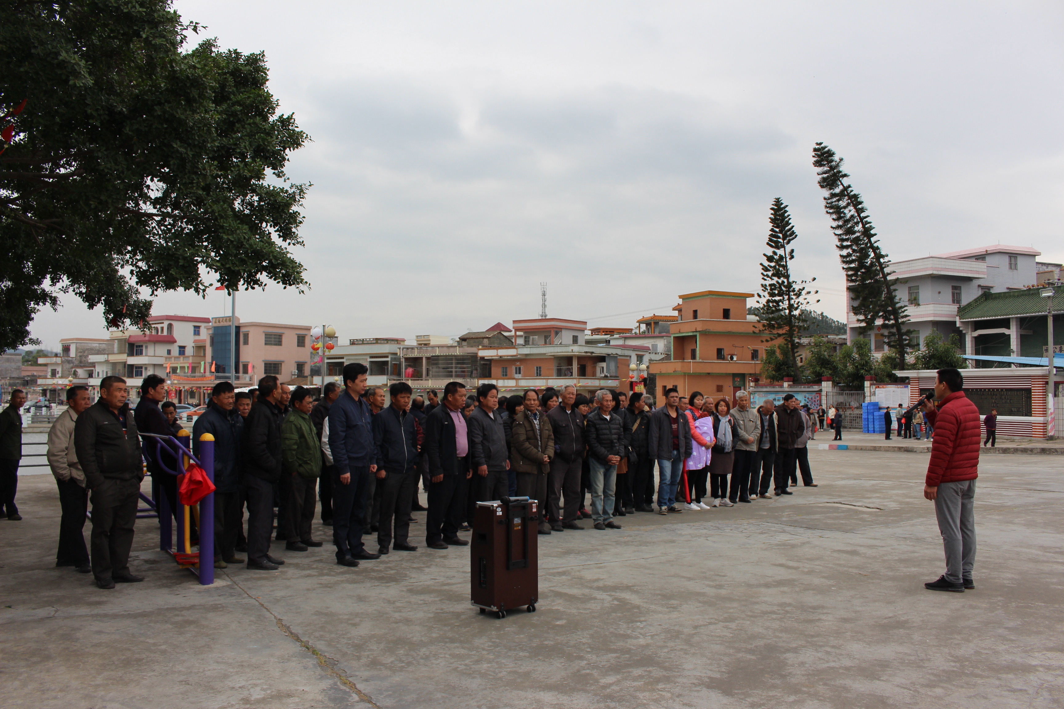 15. 到亚星官网
十大最美乡村评比获冠的麦边村参观学习.JPG