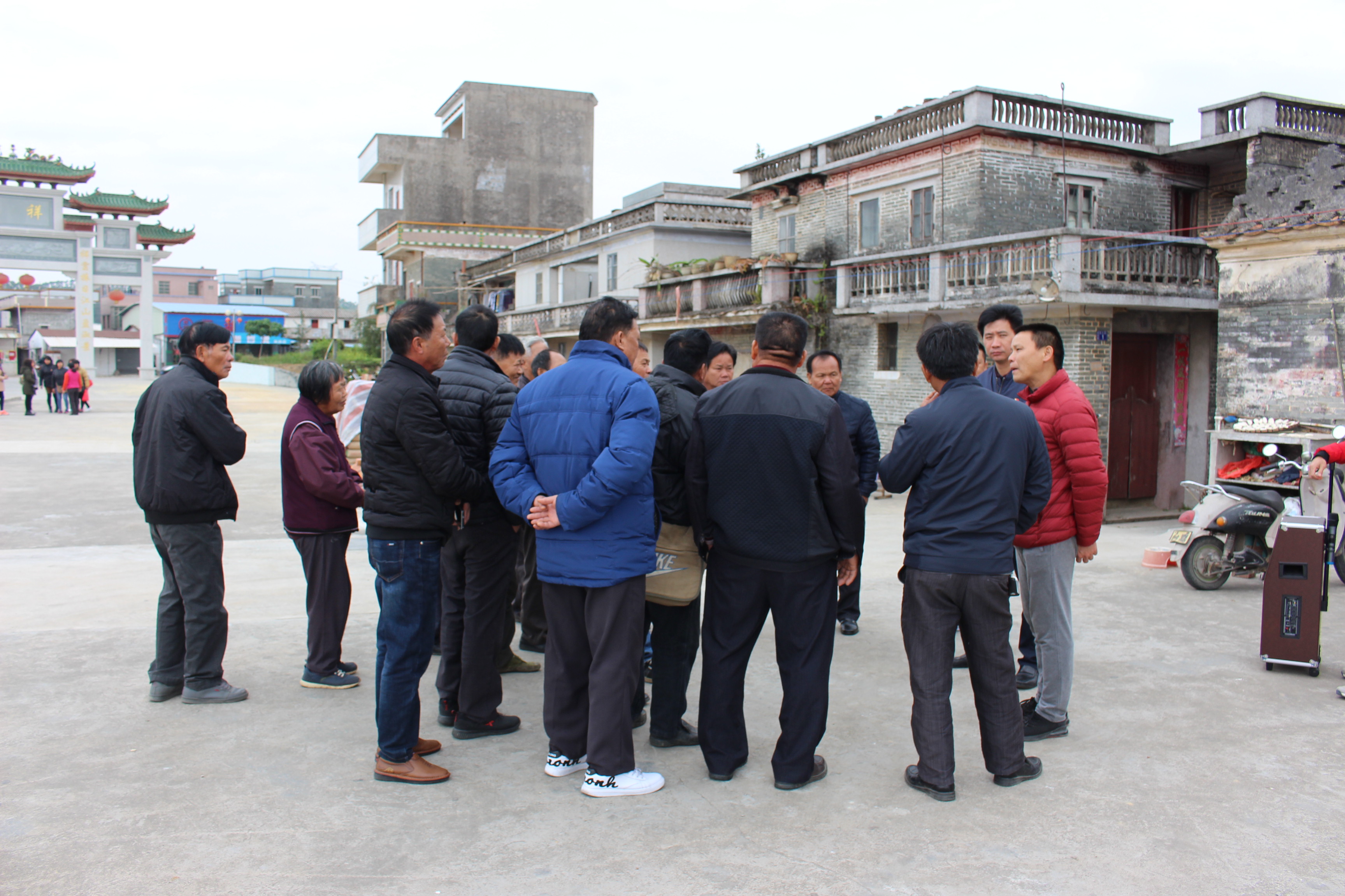 16. 在麦边村参观学习.JPG