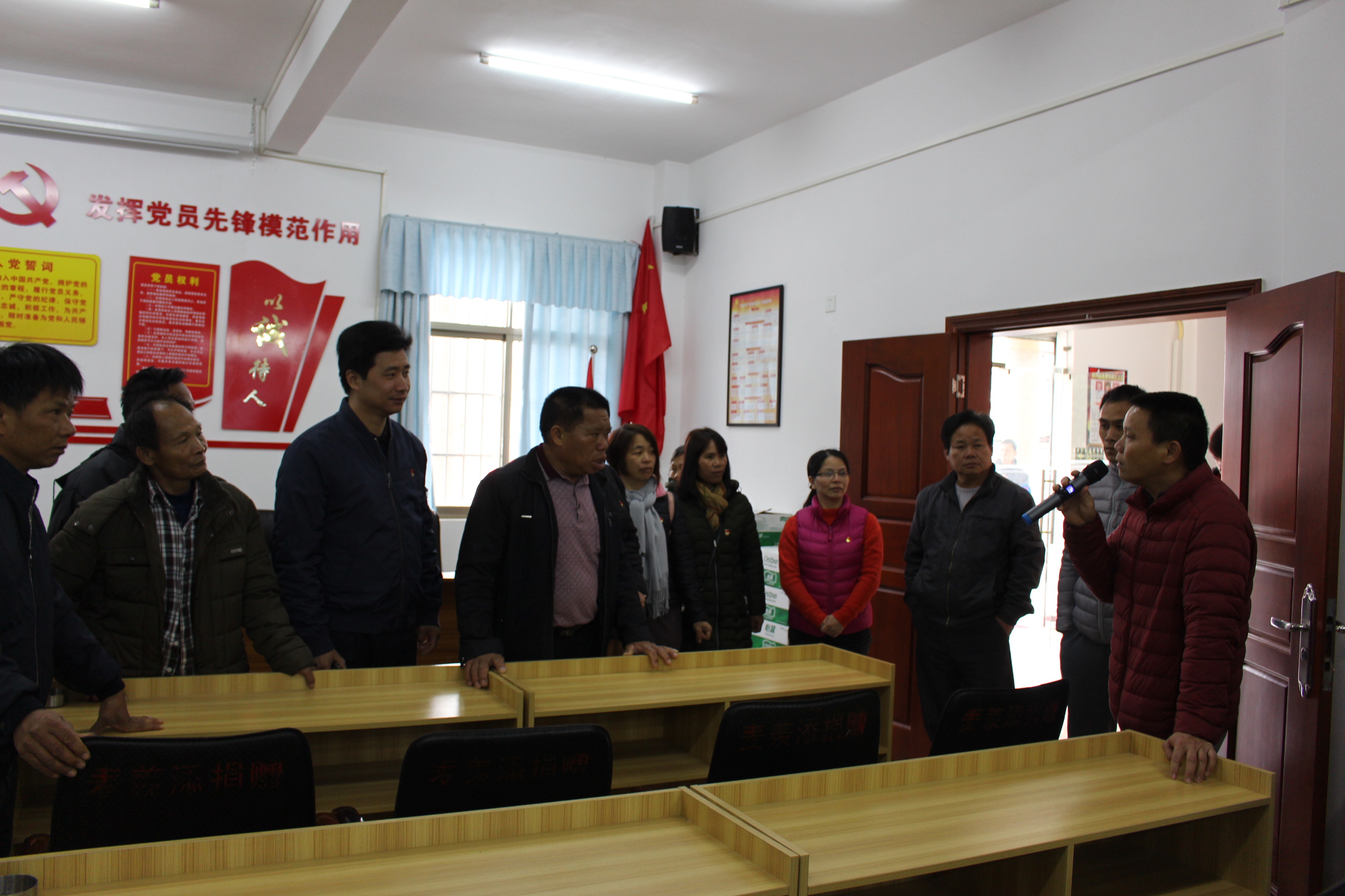 19. 在天湖村委会交流学习.JPG