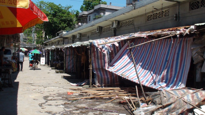 拆除违章建筑物前